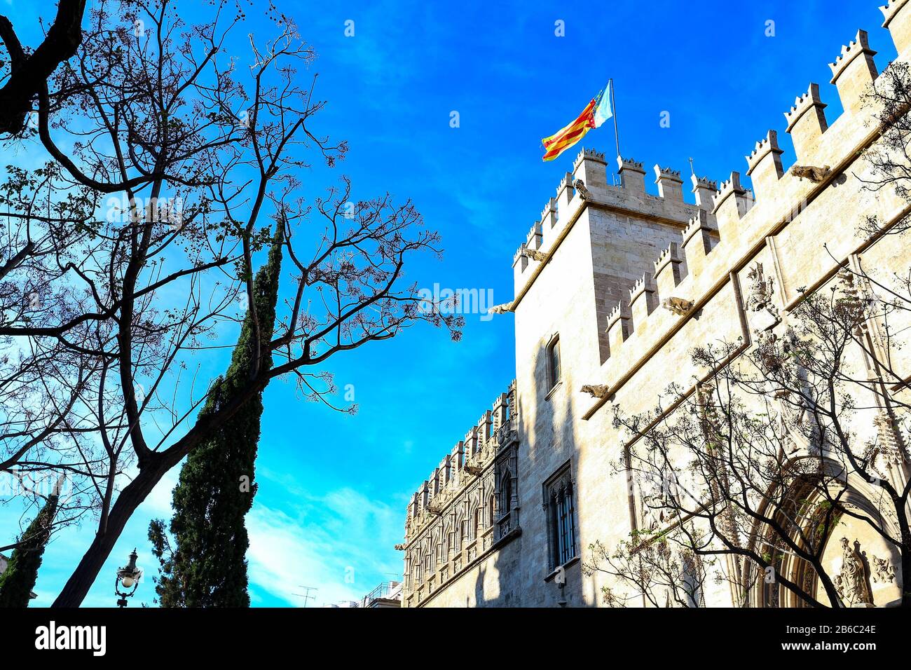 Die Seidenbörse (Spanisch: Lonja de la Seda), ein spätvalencianisches Bürgergebäude im Stil der Gotik in Valencia, Spanien, und ein Wahrzeichen der Stadt. Stockfoto