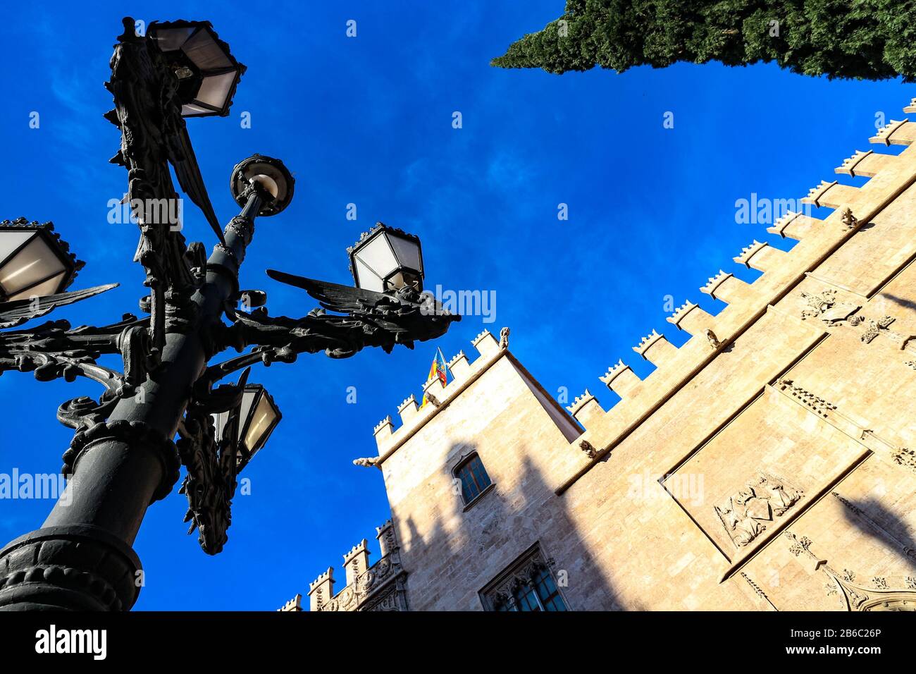 Die Seidenbörse (Spanisch: Lonja de la Seda), ein spätvalencianisches Bürgergebäude im Stil der Gotik in Valencia, Spanien, und ein Wahrzeichen der Stadt. Stockfoto