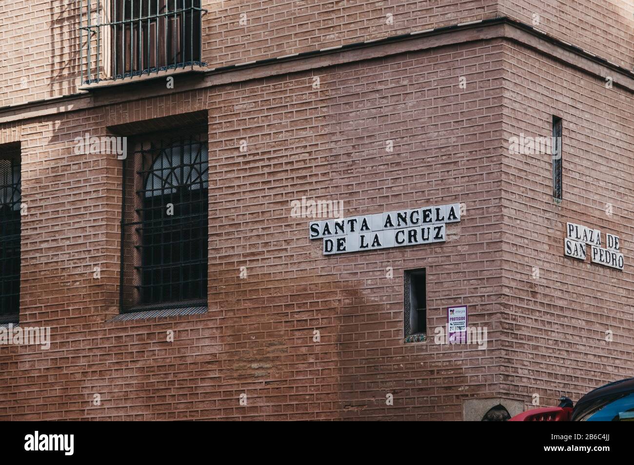 Sevilla, Spanien - 17. Januar 2020: Schild mit Straßennamen an einer Wand in Santa Angela de la Cruz in Sevilla, der Hauptstadt der Region Andalusien im Süden Von Sp Stockfoto