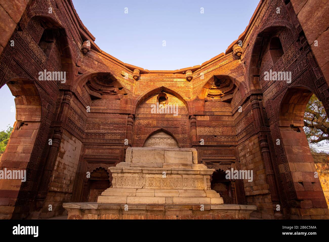 Detail des Quwwat-ul-Islam, im Morgengrauen eingenommen, ohne Menschen, Delhi, Indien Stockfoto