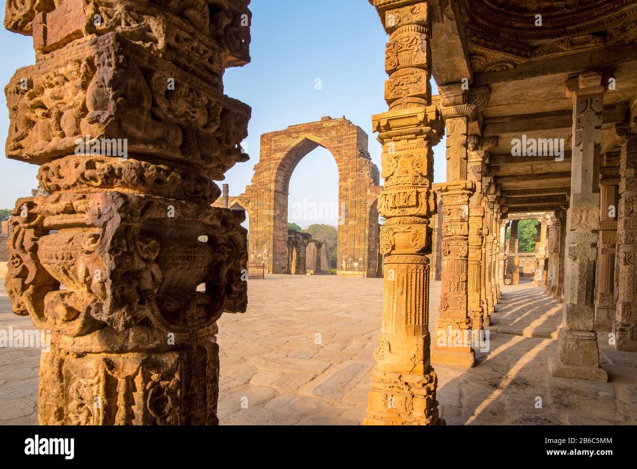 Detail des Quwwat-ul-Islam, im Morgengrauen eingenommen, ohne Menschen, Delhi, Indien Stockfoto