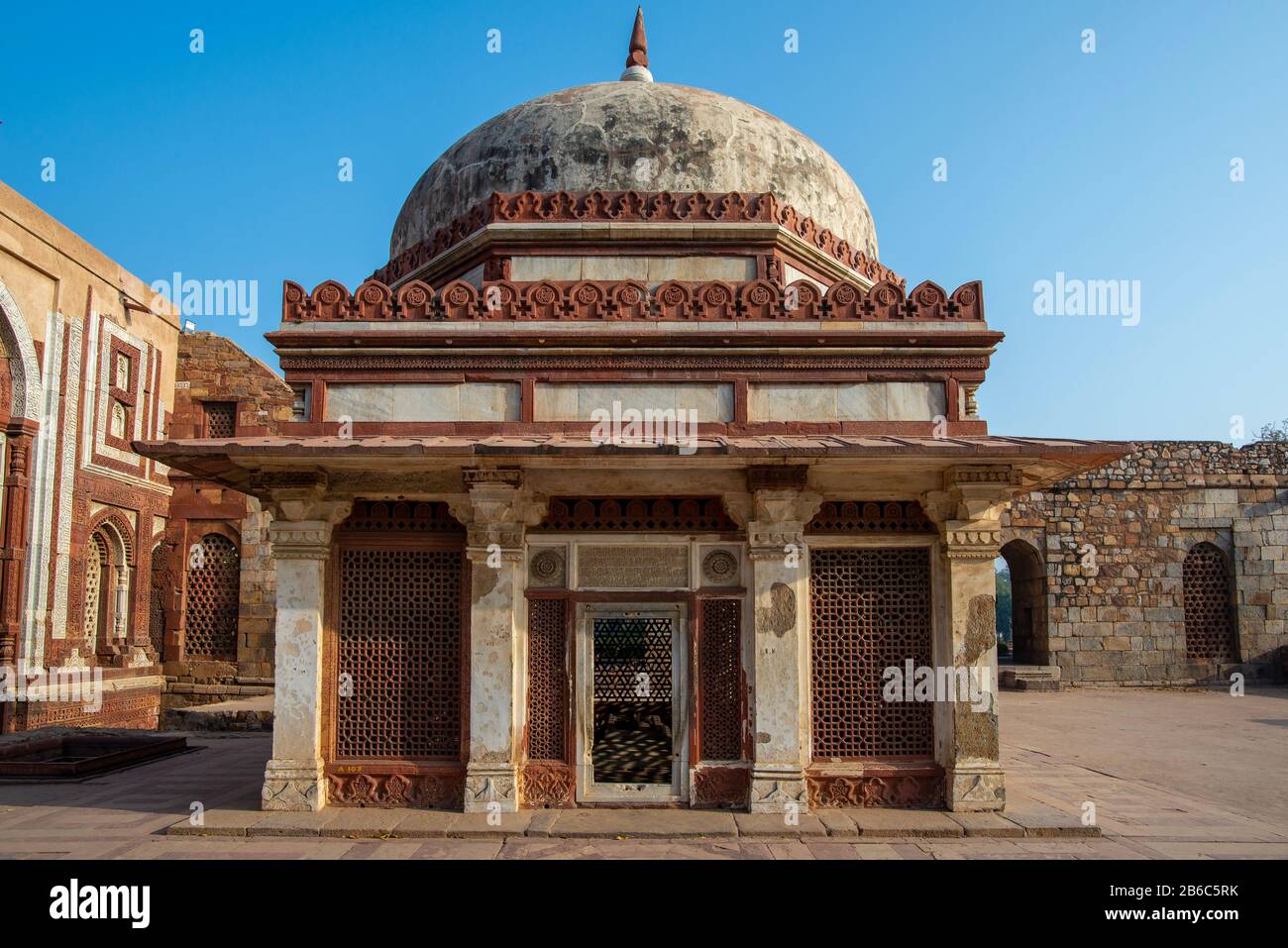Imam Zamins Grab, in der Nähe von Qutub Minar ohne Leute, Delhi, Indien Stockfoto