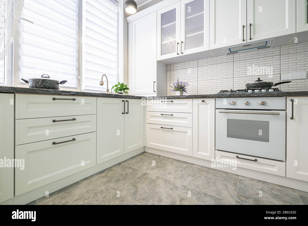 Moderne, weiße Küche Innenraum Stockfoto