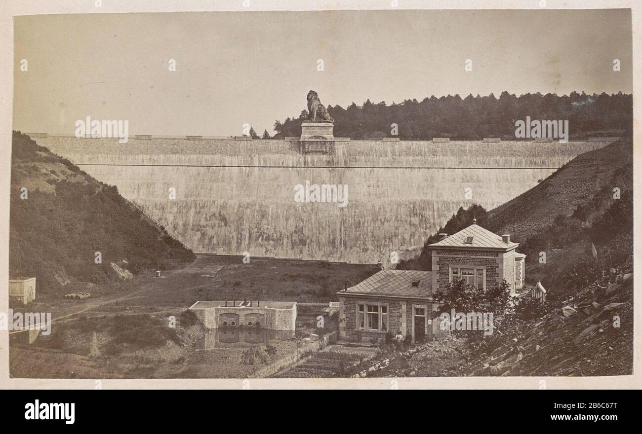 Barrage De La Gileppe Mit Blick Auf Den Staudamm Mit Lowenstatue Und Einigen Gebauden Barrage De La Gileppe Titelobjekt Onderdeel Van Reisalbum Europese Steden Vermoedelijk Tweeds Hersteller Fotograaf Anoniemplaats Herstellung Belgie