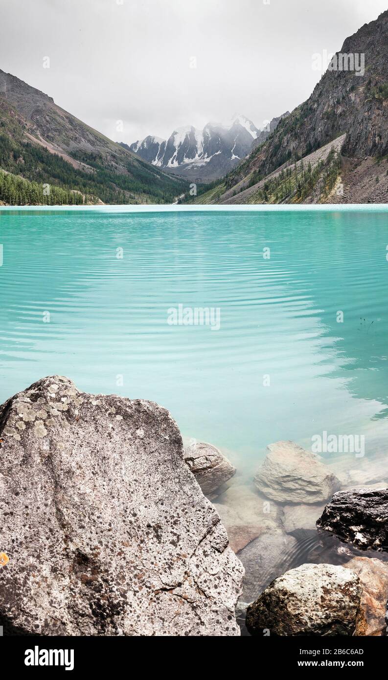 Der berühmte türkisfarbene See Shavla in den Bergen des Altai, Russland Stockfoto