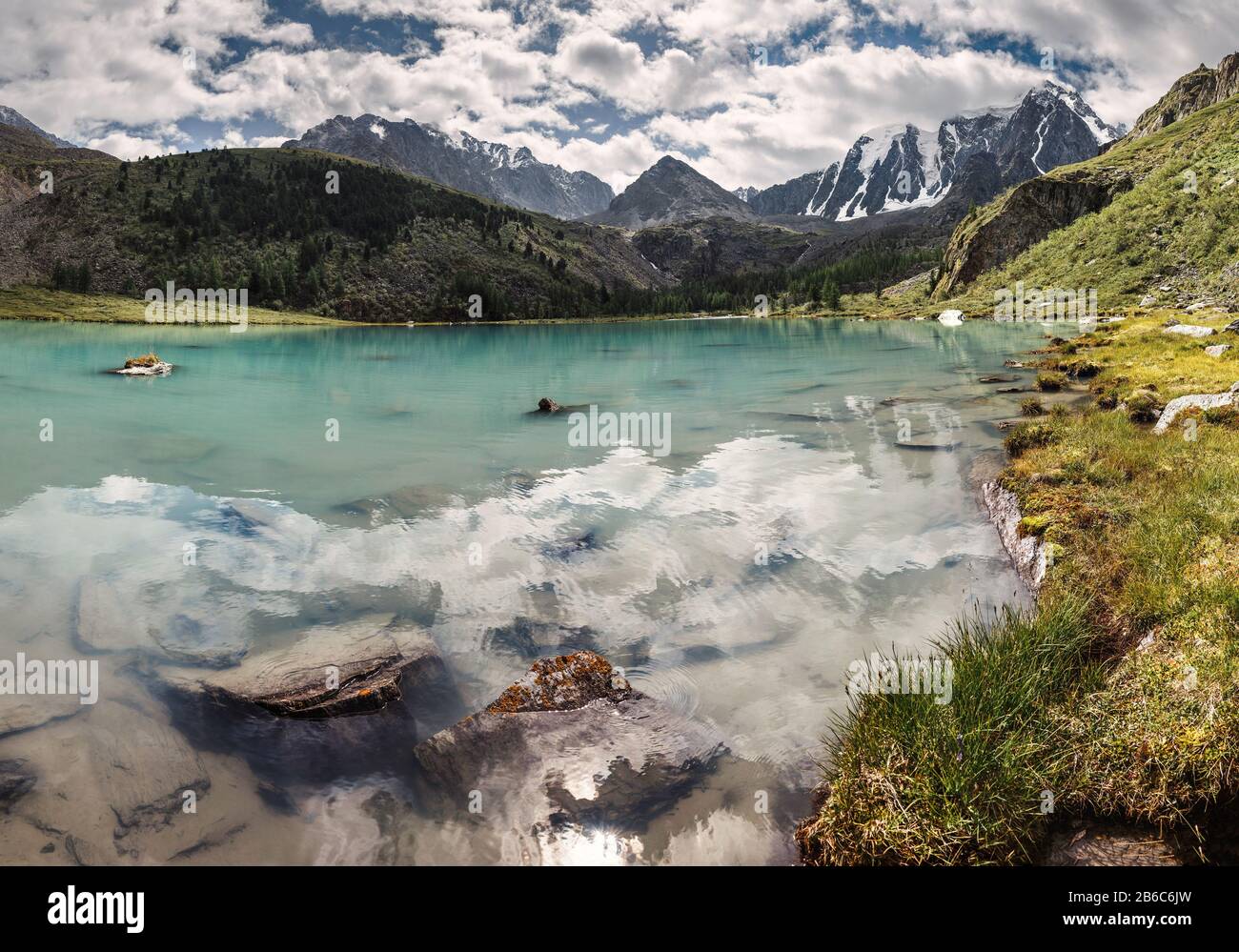 Der berühmte türkisfarbene See Shavla in den Bergen des Altai, Russland Stockfoto