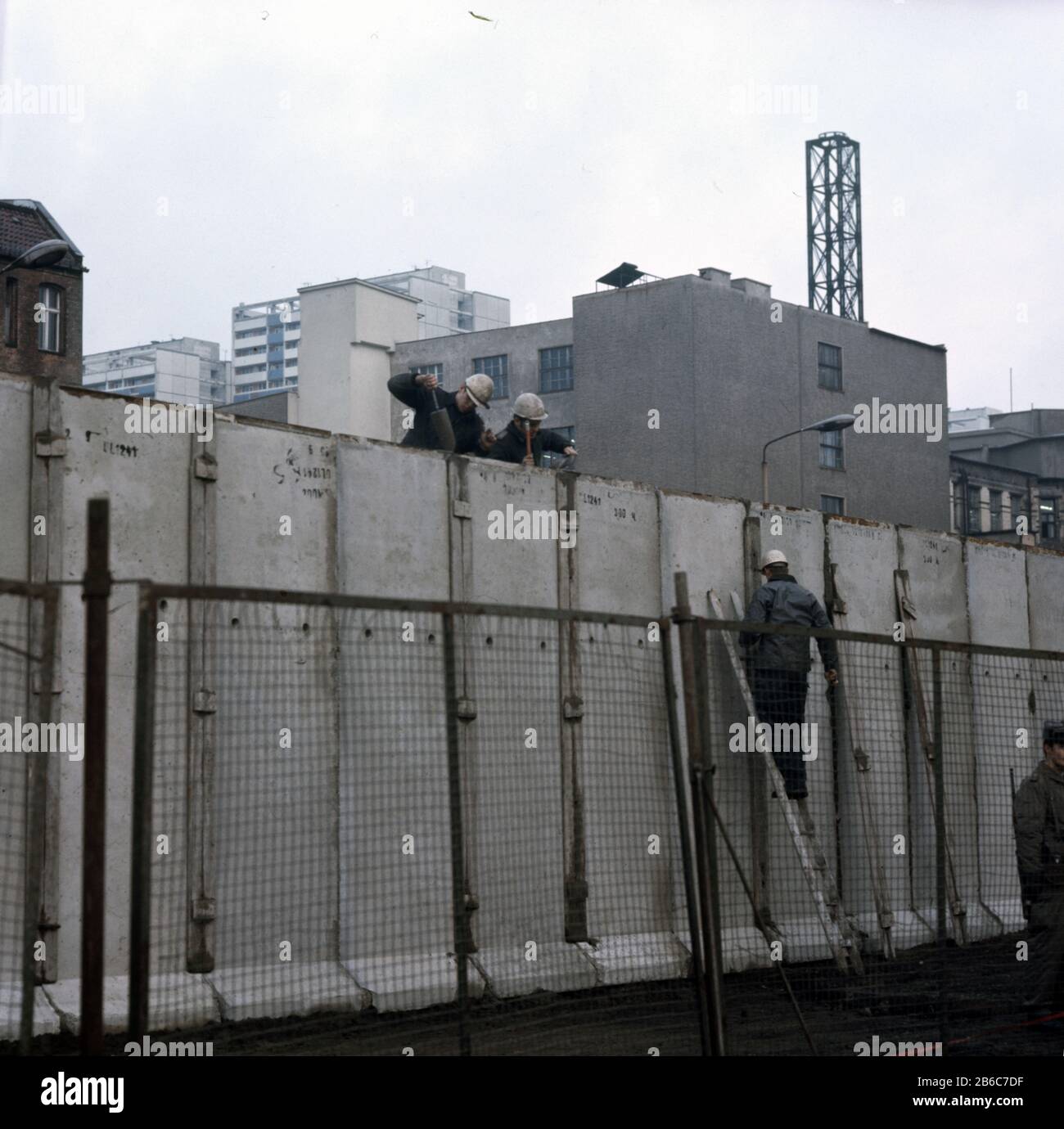 Ausbau der Grenzmauer - Zimmerstraße / Seitenstraße Mitte / Kreuzberg Berlin Oktober 1976 - Ausbau der Grenzmauer Berlin 1976 Stockfoto