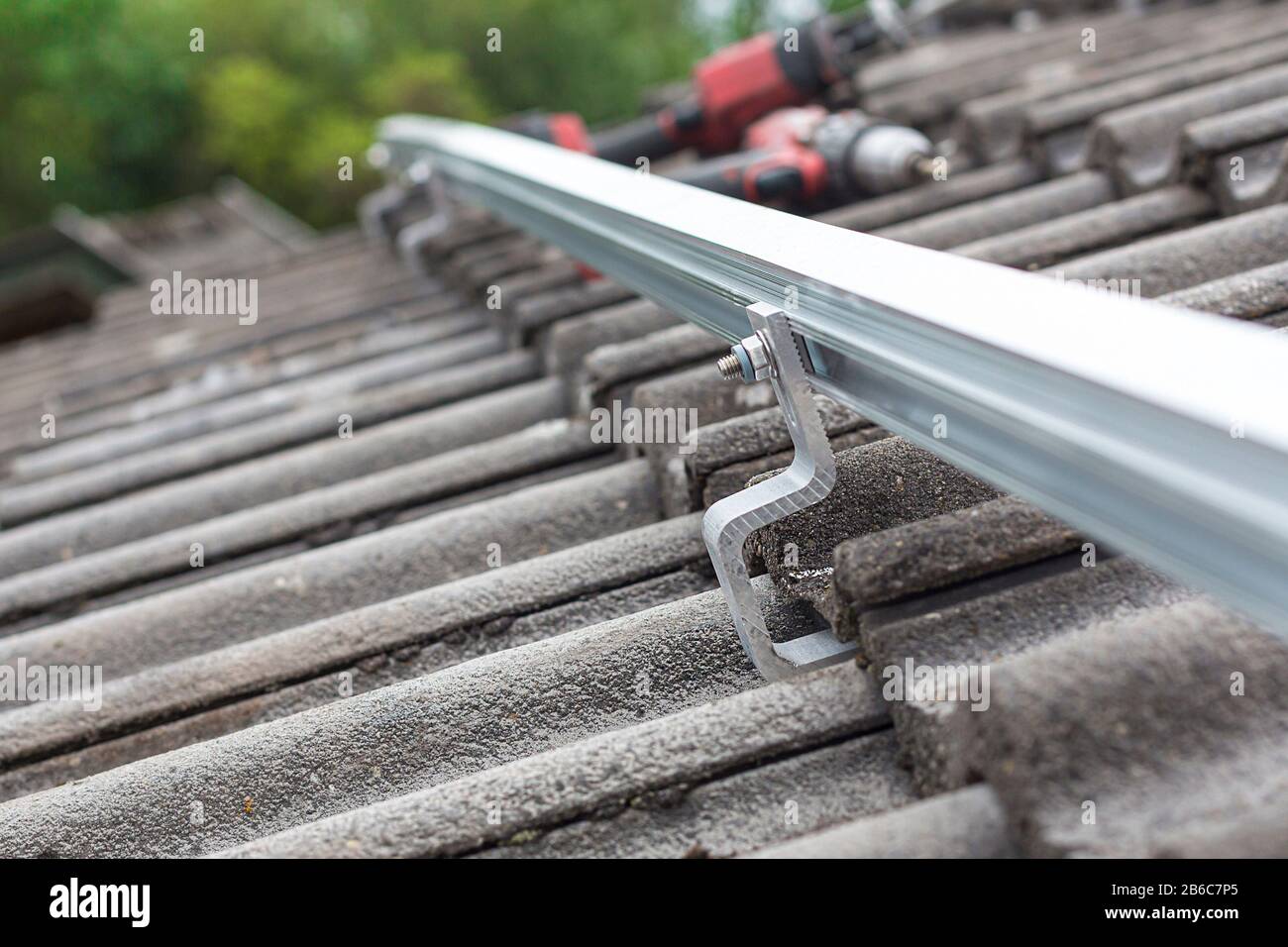 Nahaufnahme der Montageschiene für die Fotovoltaikanlage auf dem Dachgebäude Stockfoto