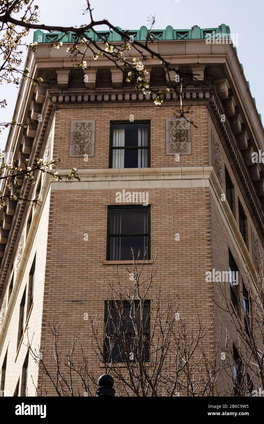 Das historische und ikonische Flatiron-Gebäude wird bald zu einem weiteren Boutique-Hotel renoviert, was Kontroversen und Wut in Ashevile, NC, USA verursacht. Stockfoto