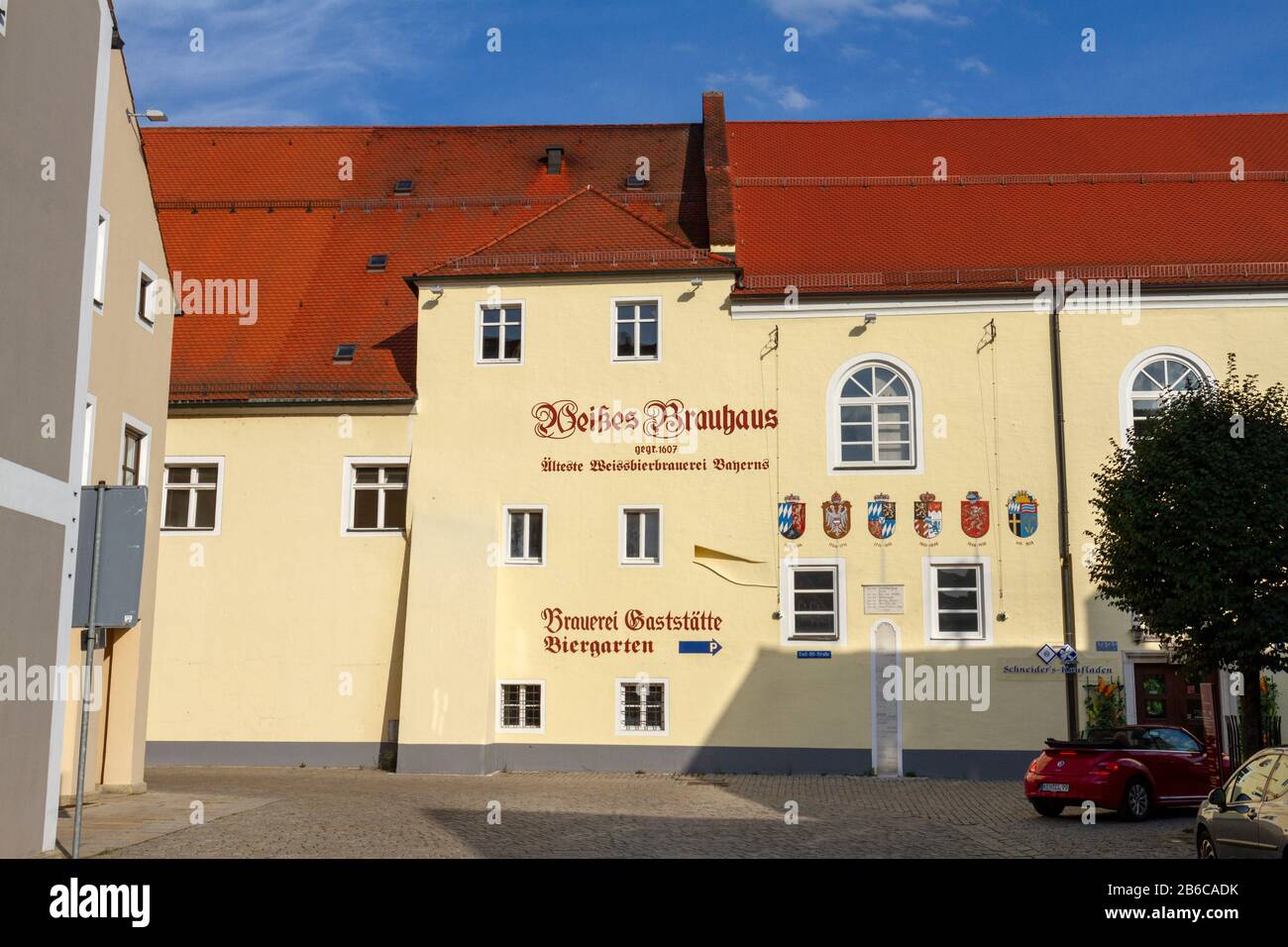 Außenansicht eines Teils des Weissen Bräuhauses Kelheim Restaurant in Kelheim, Bayern, Deutschland. Stockfoto