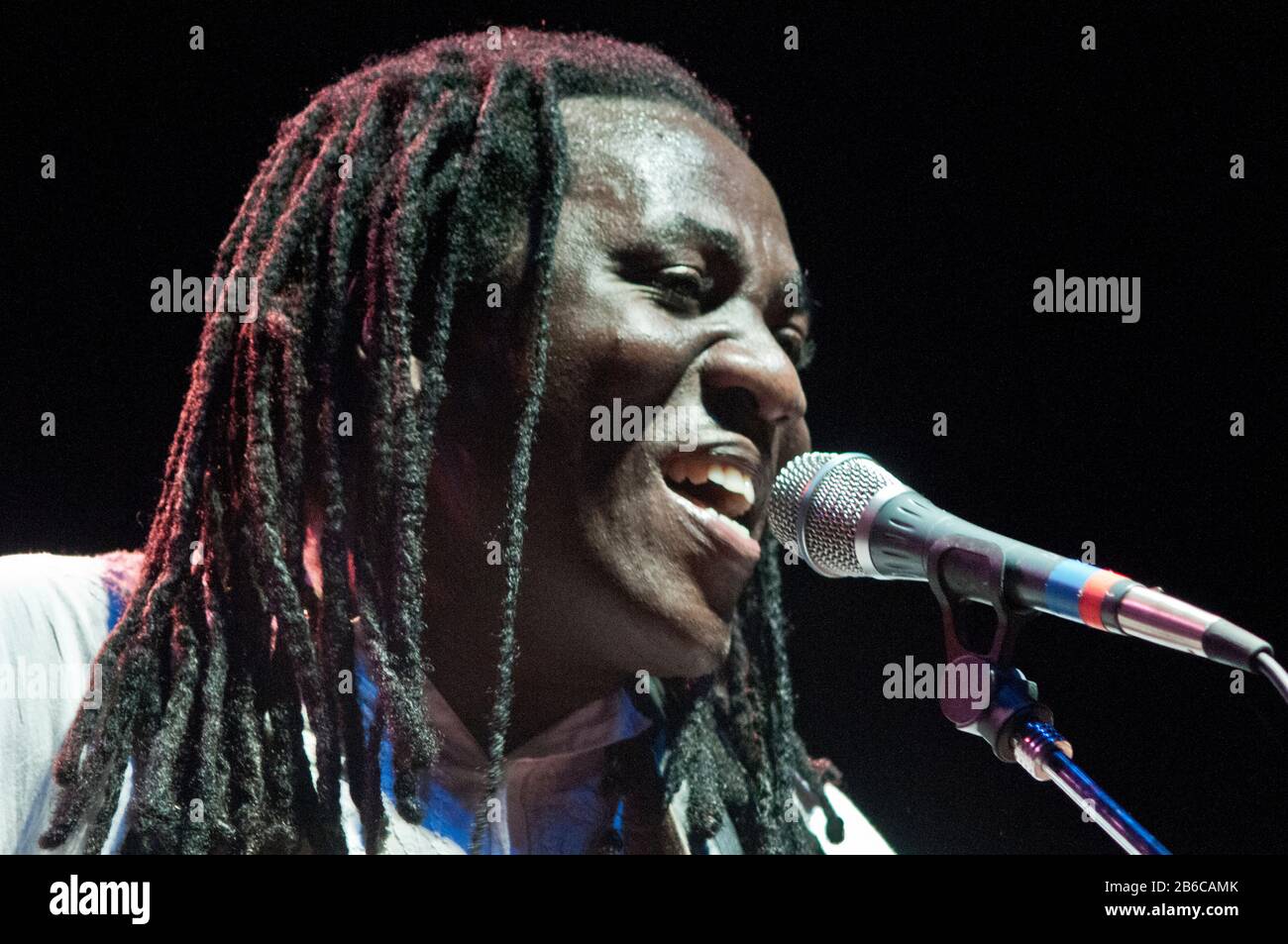 Jazzbassist Richard Bona tritt live auf Stockfoto