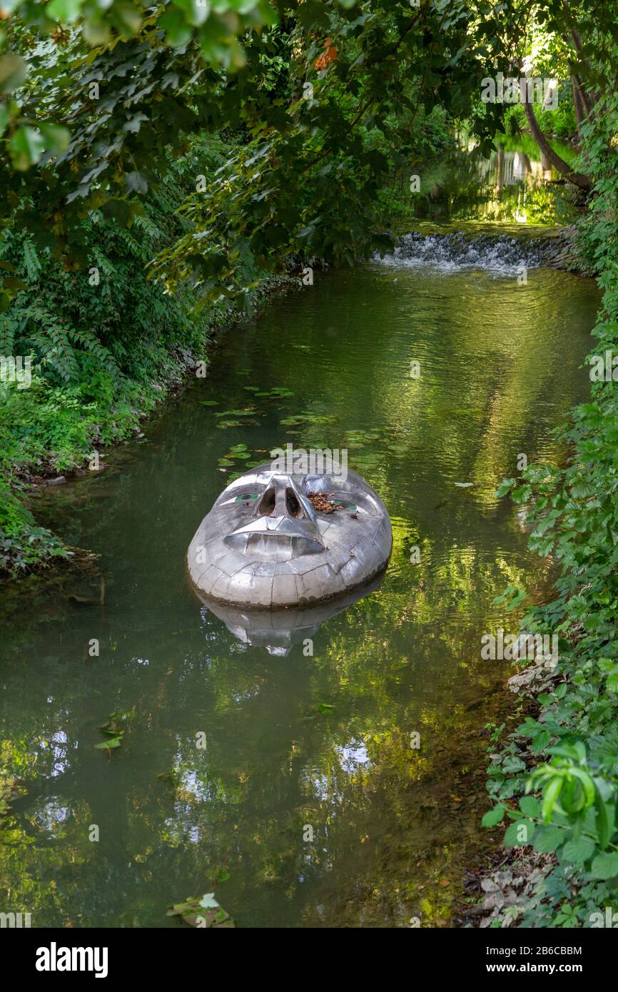 'Sysiphos' Flussskulptur von Joachim Tschacher in Kelheim, Bayern, Deutschland. Stockfoto