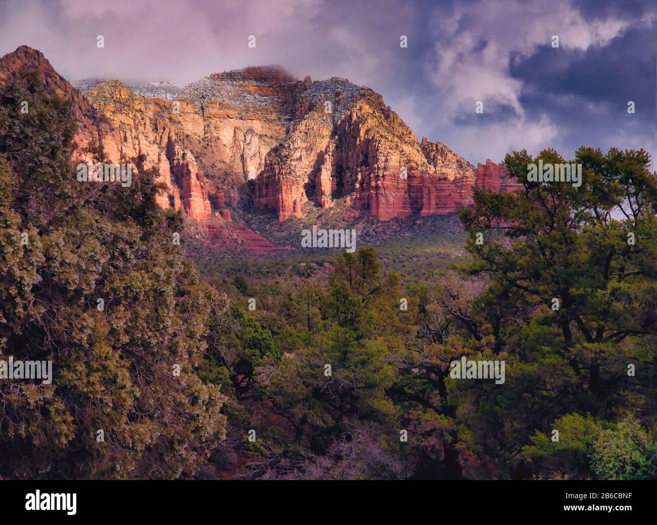 Sedona Arizona Red Rocks leuchten und leuchten in der Fernlandschaft kurz nach einem bewölkten Himmel, der Regen fallen ließ Stockfoto