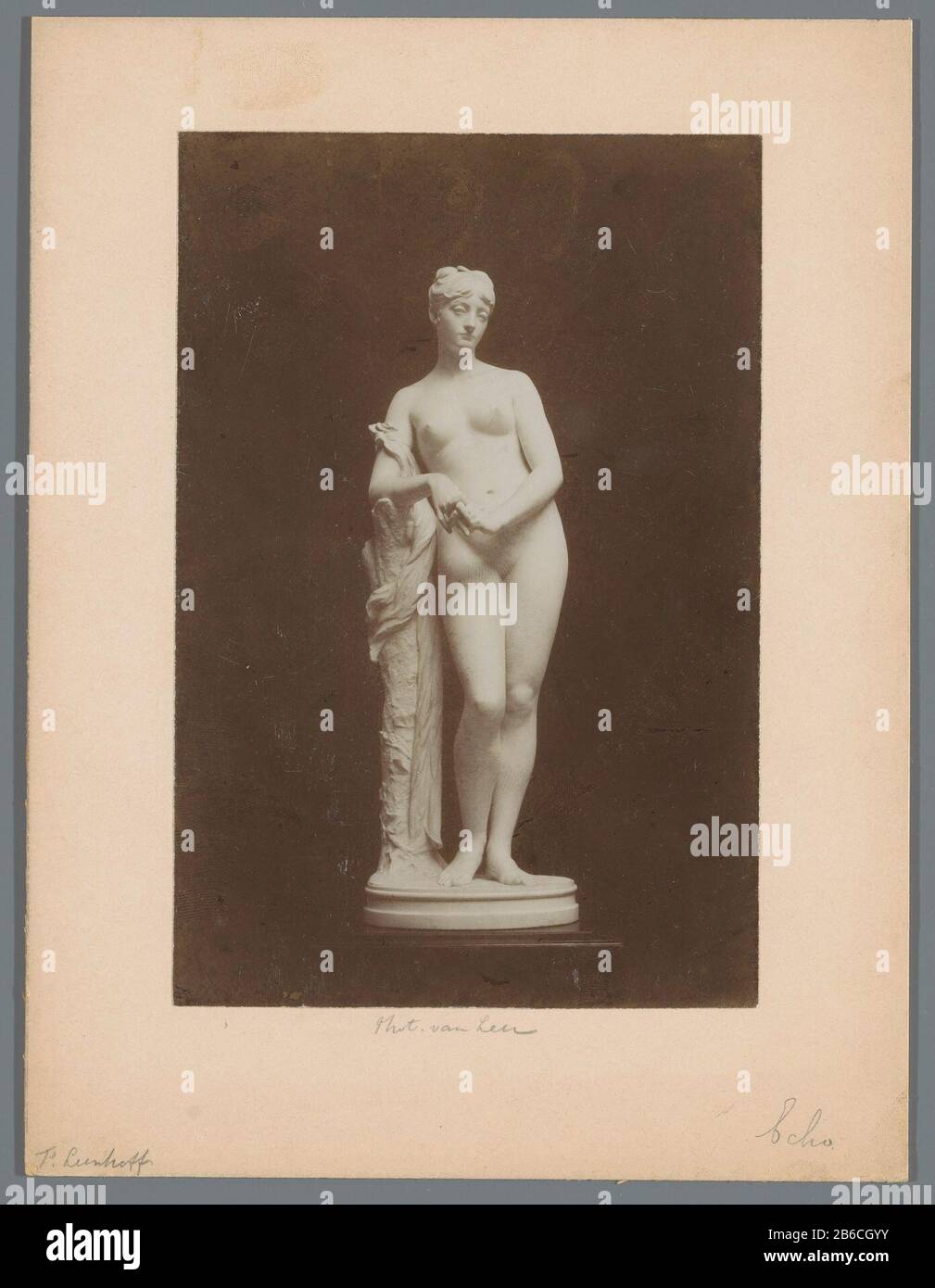 Bild einer Frau oder einer Göttin Bild eines Weibes oder einer Göttingens Objektart: Bild Artikelnummer: RP-F 00-9674 Aufschriften / Marken: Aufschrift, Rekto handschriftlich "Phot Leder / To Leenhoff [...] 'Zahl, Verso, handschriftlich 'AA 985' Sammlermarke, Verso, gestempelt: Lugt 2228 Hersteller : Fotograf: Anonymer Termin: Material: Baryta-Pappe-Technik: Daglichtcollodiumzilverdruk Abmessungen: Pappe: H 222 mm × W 162 mm Betreff: Skulptiert Stockfoto