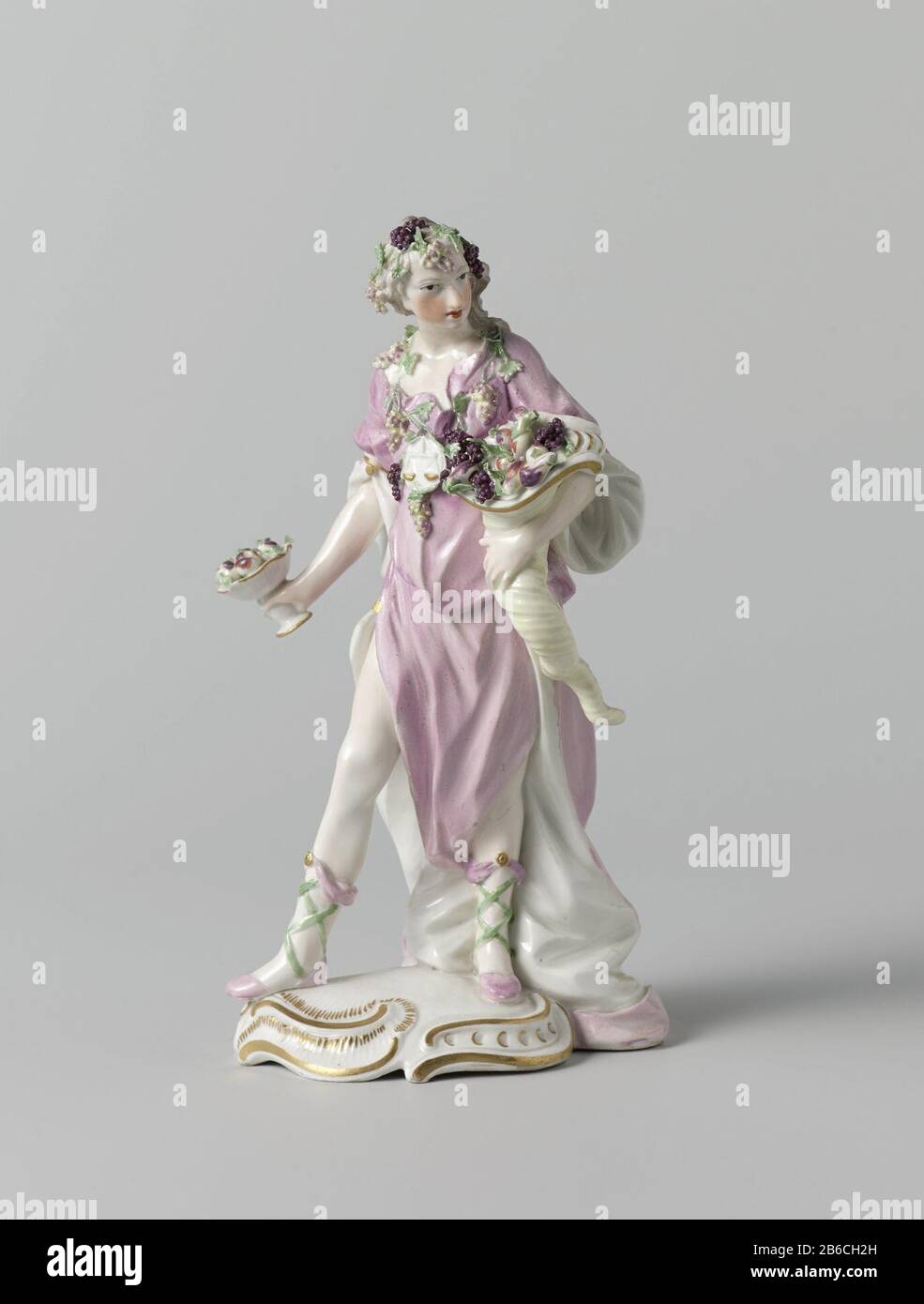 Abbildung: BK-1963-73 Beeld van porselein, beschilderd op het glazuur in emailkleuren en goud. Het beeld, voorstellende de Mai September, toont een man gekleed in een gewaad met om zijn hoofd en nek druivenranken. OP zijn borst hangt een medaillon met een weegschaal. In zijn hands draag hij een tazza gevuld met fruit en de Hoorn des Overvloed gevuld met fruit. Het voetstuk is versierd met rocailles. Gemerkt op de onderzijde met de gekroonde CT en N.Z.L. Hersteller : porseleinfabriek: Porzellanmanufaktur Frankenthalmodelleur: Linck KonradPlaats Herstellung: Frankenthal Dati Stockfoto
