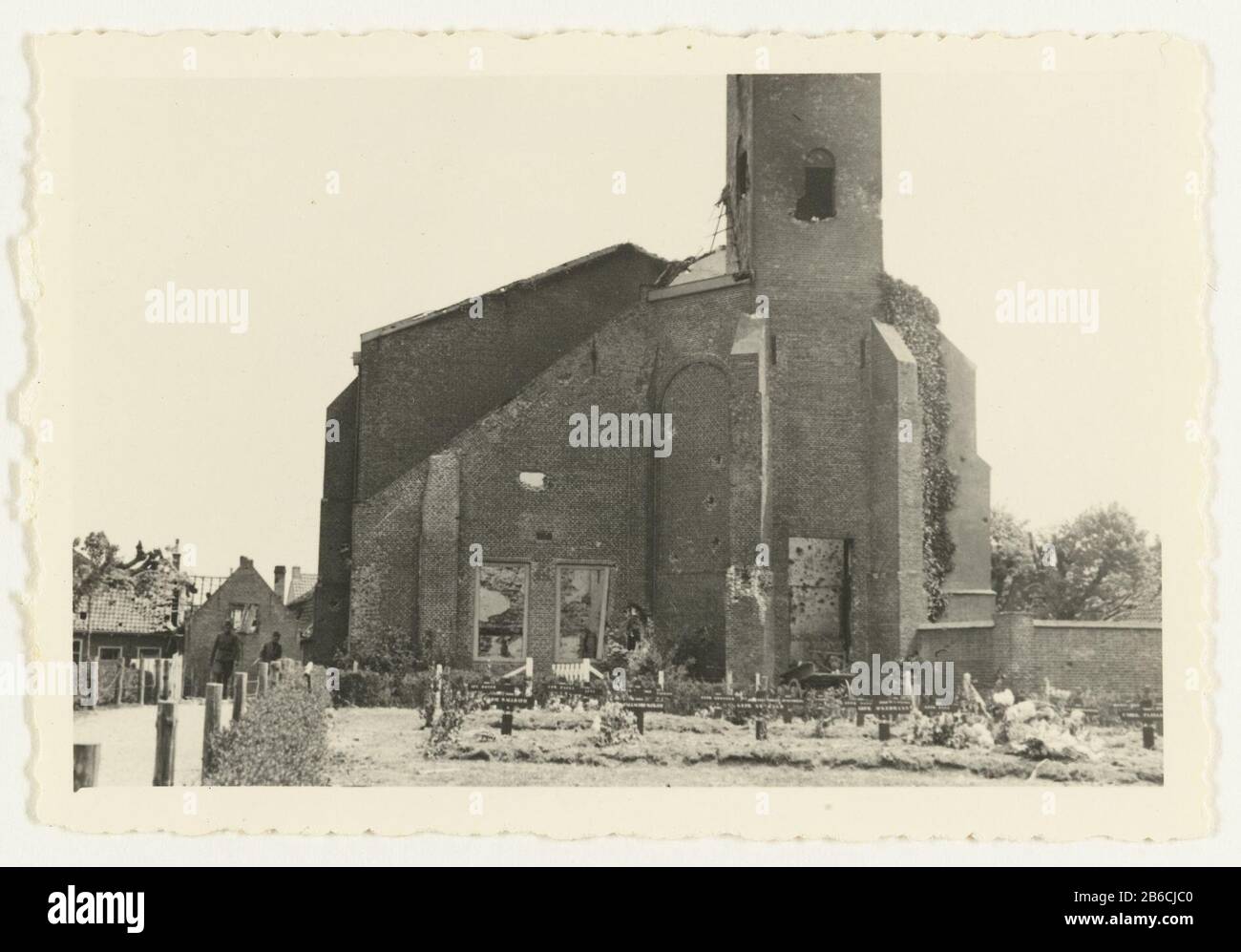 Deutscher Soldatenfriedhof EIN Friedhof mit deutschen Soldaten am Fuße der Ruinen einer Kirche. Zurück ist: Valkenburg, Holland, die kirche mit dem Ehrenfriedhof-Hersteller : Fotograf: Anonymer Ort Herstellung: Valkenburg Datum: Jun 1940 - Sep 1940 Physikalische Merkmale: Gelatine silberfarbenes Druckmaterial: Papiertechnik: Gelatine silberfarbenes Druckmaß: H 6,5 cm. B × 9 cm. Betrifft: Besatzung  Kriegsschauplatz, ZemeteryTweede II Deutscher Einmarsch in die Niederlande, Wenn: 1940 - 1940 Stockfoto