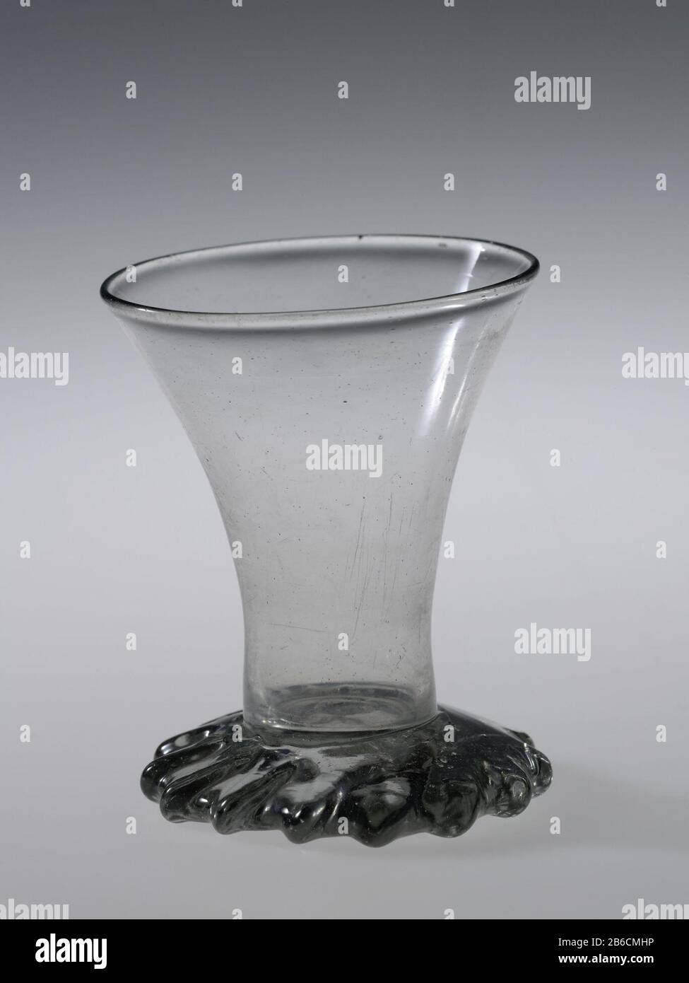 Becherter Becher zu Fuß kleine beker op gelobde voet en trompetvormige kelk. Hersteller : Glasblazer: AnoniemPlaats Herstellung: Engeland dating: CA. 1.750 - ca. Physikalische Kenmerken: Helder, grijs getint Glas Material: Glas Techniek: Glasblazen Abmessungen: H 7,9 cm Voet: D 6,5 cm Kelk: D 6 cm. Stockfoto