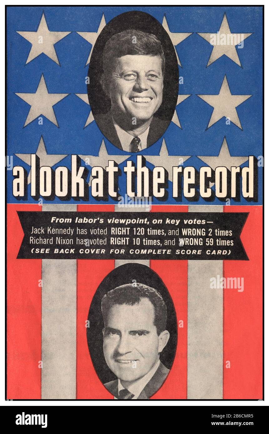 Klassenkampagnen der US-amerikanischen Präsidentschaftswahl 1960 mit John F. Kennedy und Richard Nixon. Flyer für die 4-seitige Broschüren-Kampagne "A Look at the Record". American Presidential Campaign Zwischen Demokraten und Republikanern. Der Demokrat JFK John Kennedy gewann eine enge, hart umkämpfte Kampagne. Stockfoto