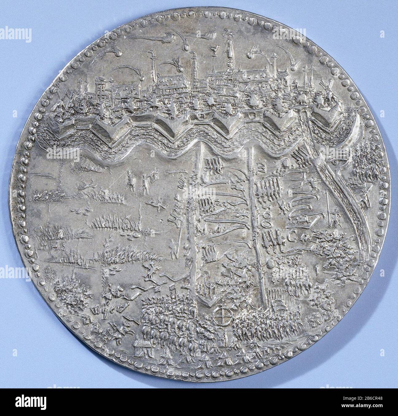 Belagerung von Groningen und Aufnahme der Silbermedaille von Coevorden. Front: Gesicht auf die belagernden Städte während des Bombardements. Umgekehrt: Stadt mit Truppen, die über und innerhalb der omschrift. Hersteller : Monogrammnebel MHSPeter Loehr (zugeschrieben) Vom: 1672 Material: Silbertechnik: Ladengröße: 5,6 cm d. × g 31,49 gr Betr.: Belagerung von Groningen (1672) Erfassung der Katastrophe von Coevorden Jahr und Zeit: 1672-07-09 - 1672-12-201672 - 1672-12-31 Stockfoto