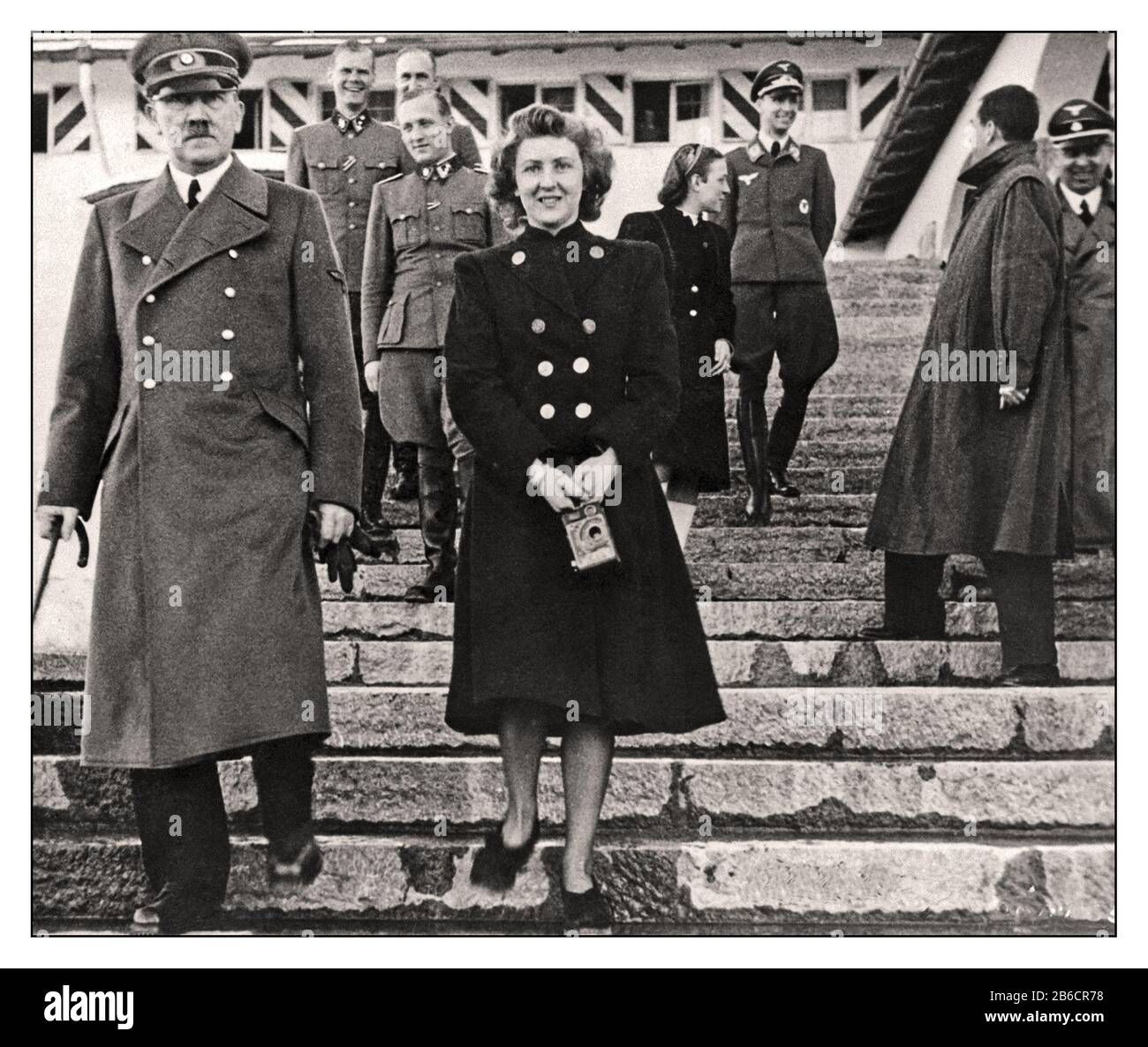 WW2 1940 Adolf Hitler in Uniform mit Eva Braun auf einem informellen Foto mit Militärstab hinter dem Berghof Berchtesgaden Nazi-Deutschland 1940 Stockfoto