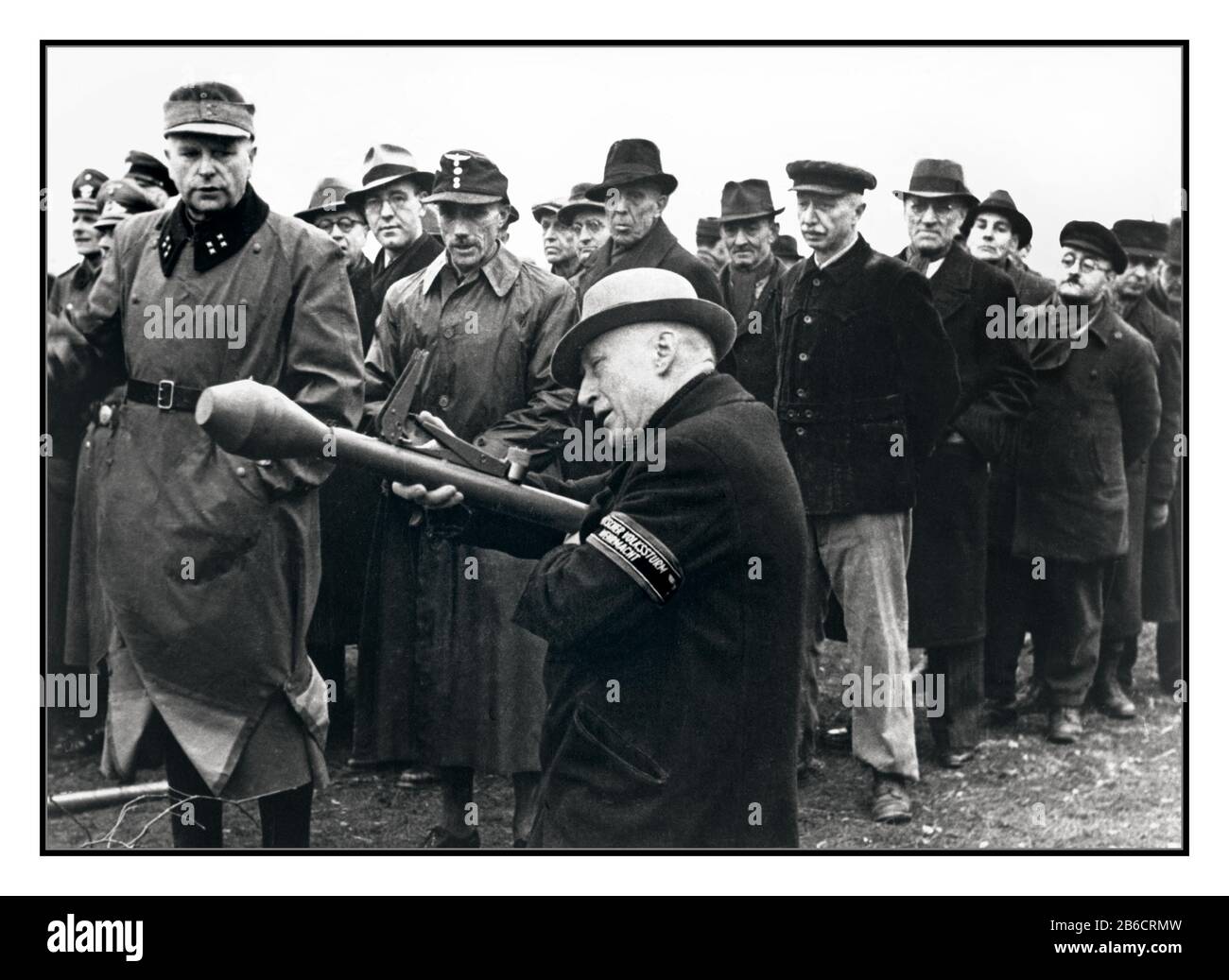 „Volkssturm“ PANZERFAUST-RAKETE 2. Weltkrieg Berlin Nazi-Deutschland 2. Weltkrieg „Volkssturm“ Deutsche Hauswache Hitlers verzweifeltes Dekret vom 25. September 1944; Entwurf von fähigen körperreichen Männern zwischen 16 und 60 Jahren, um als Mitglieder des (Home Guard) Nazi Volkssturms auf dem Panzerfaust Anti Tank Raketenwerfer ausgebildet zu werden, um den russischen Vormarsch auf Berlin Deutschland zu verteidigen oder zumindest zu verlangsamen. Stockfoto