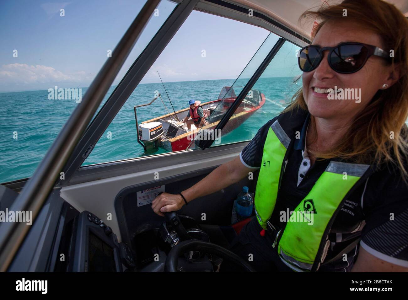 Port Nelson stellvertretende Harbormeisterin Amanda Kerr auf den Gewässern vor Port Nelson, Nelson, Neuseeland Stockfoto