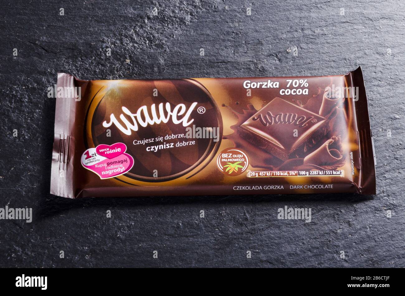 Wawel Schokoladenriegel Auf Steingrund Wawel Ist Eine Polnische Susswarenfirma Die Schokoladen Wafer Und Snacks Herstellt Die 1898 In Krakow Polen Gegrundet Wurde Stockfotografie Alamy