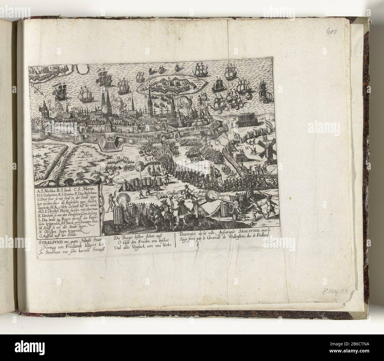 Belagerung von Stralsund, 1628 Serie 11 verschiedene externe Ereignisse, 1571-1631 (Serientitel) Belagerung von Stralsund durch die Truppen Wallensteins, 1628. Blick auf die Stadt von den Positionen der belagernden kaiserlichen Truppen. Mit 6 Zeilen in deutscher und zwei Zeilen in friesischer Sprache. Die linke untere Ecke einer Taste A-D. Unterer nummerierter Stift rechts: 424. Der Druck ist Teil eines Albums. Hersteller : Druckerhersteller French High Mountain (Werkstatt) Ort Herstellung: Köln Datum: 1628 - 1630 Physikalische Merkmale: Ätzmaterial: Papiertechnik: Ätzmaße: Plattenkante: H 202 mm × W 260 mm Thema: Belagerung, Krieg o. Stockfoto