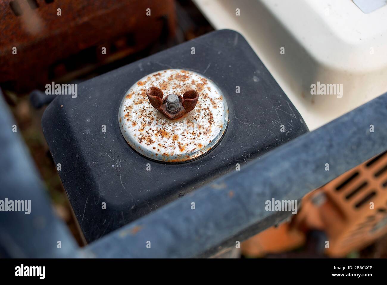 Die rostige Flügelmutter, die Schraubenmutter zur Befestigung der Stahlteile. Stockfoto