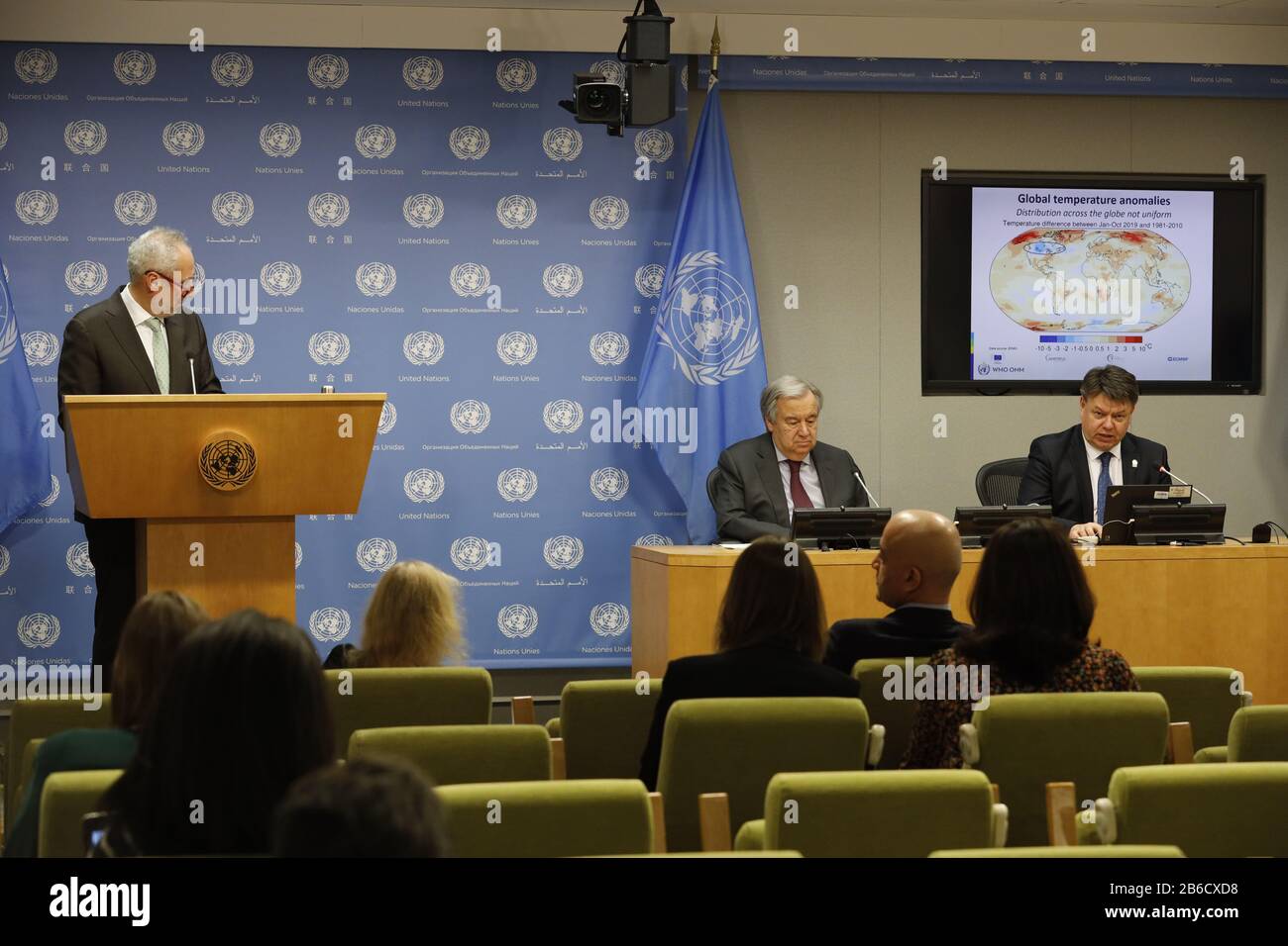 UN-Hauptquartier in New York. März 2020. Die Weltorganisation für Meteorologie (WMO), Generalsekretär Petteri Taalas (1. R, hinten) und Generalsekretär der Vereinten Nationen Antonio Guterres (2. R, hinten) nehmen am 10. März 2020 am UN-Hauptsitz in New York an der Einführung der WMO-Erklärung über den Zustand des globalen Klimas Teil. Das Jahrzehnt 2010-2019 war das wärmste auf dem Rekord, 2019 war das zweitwärmste Jahr überhaupt, so ein Bericht der Weltorganisation für Meteorologie (WMO). Kredit: Xie E/Xinhua/Alamy Live News Stockfoto