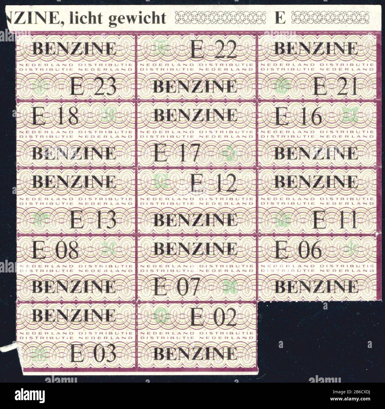 Benzinebonnen, A-2004-39 Blatt mit 14 Benzincoupons, nummeriert E 02 bis E 23. Am oberen Rand des Coupons geben Sie NZINE, Leichtgewicht E An. Der erste Beleg fehlt. Solche Benzincoupons wurden während der Ölkrise 1973 / 1974 ausgegeben. Hersteller: Hersteller: Anonymer Termin: 1974 Material: Papiertechnik: Pressemaße: Gesamt: H 12,8 cm. B × 13 cm. (Breitestes) Thema: 1973 - 1974 Stockfoto