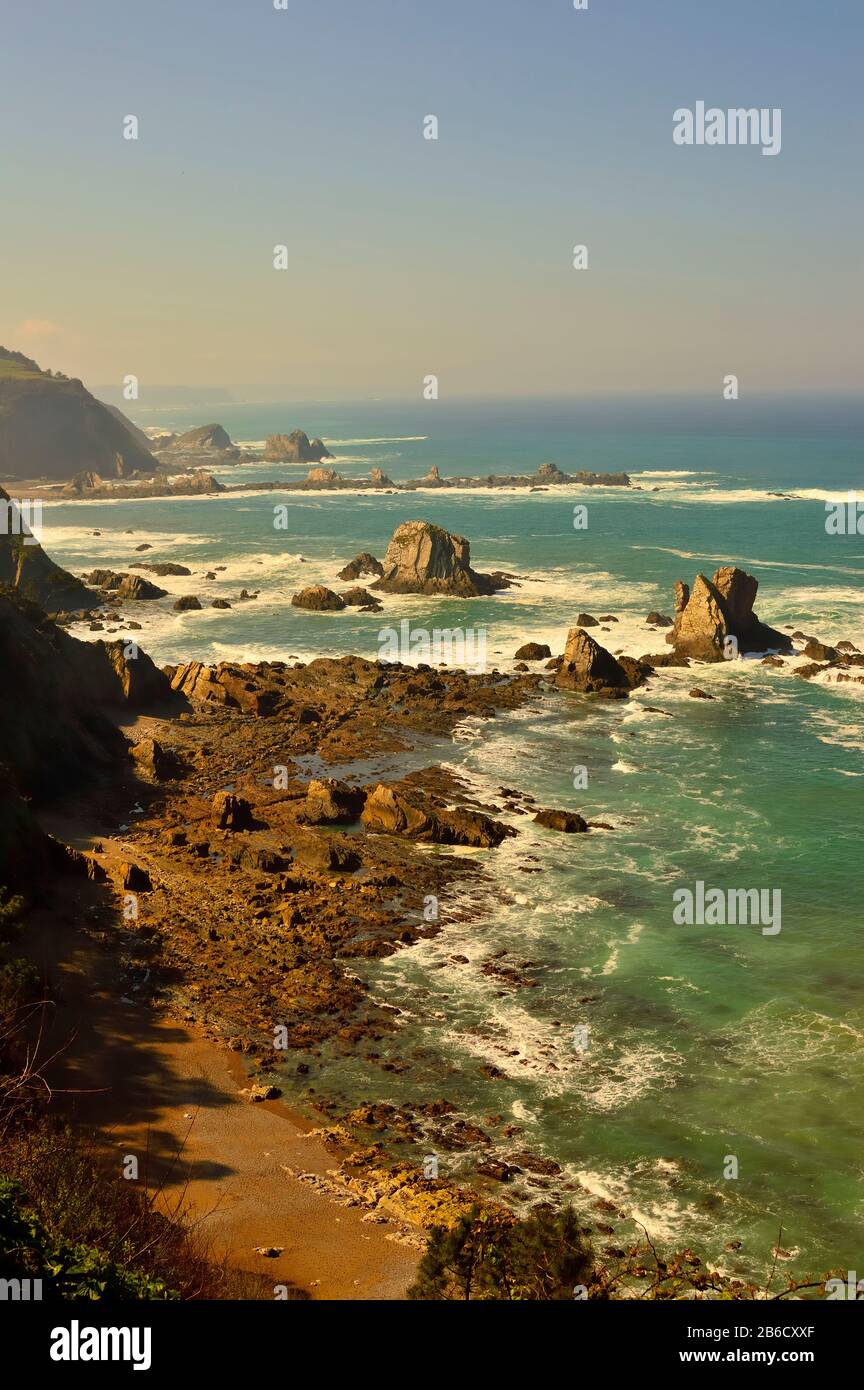 El Silencio - Strand von Gavieiro, Meer, Felsen und Horizontlandschaft in Asturien, Spanien. Stockfoto
