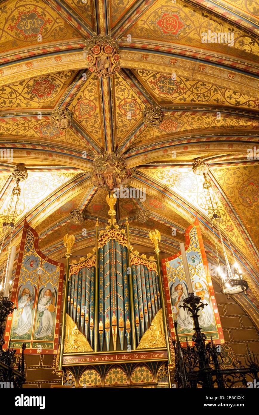 Die hoch dekorierten Orgelleitungen und -Bildschirme unter der Gewölbedecke der Chapel of St Mary Undercroft im Palace of Westminster, London, England Stockfoto