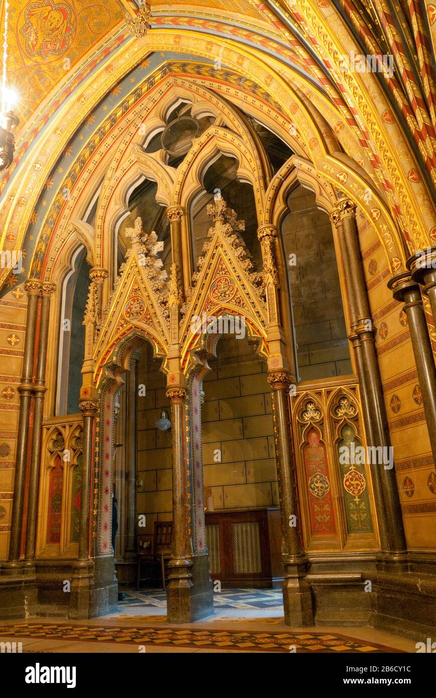 Die sehr aufwändig dekorierte Tordurchfahrt der Marienkapelle im Palast von Westminster, London, England Stockfoto