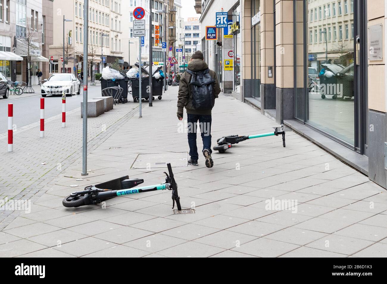 Tier Dockless E Roller auf der Frankfurter Straße warfen eine Stolpergefahr für Fußgänger, Deutschland Stockfoto