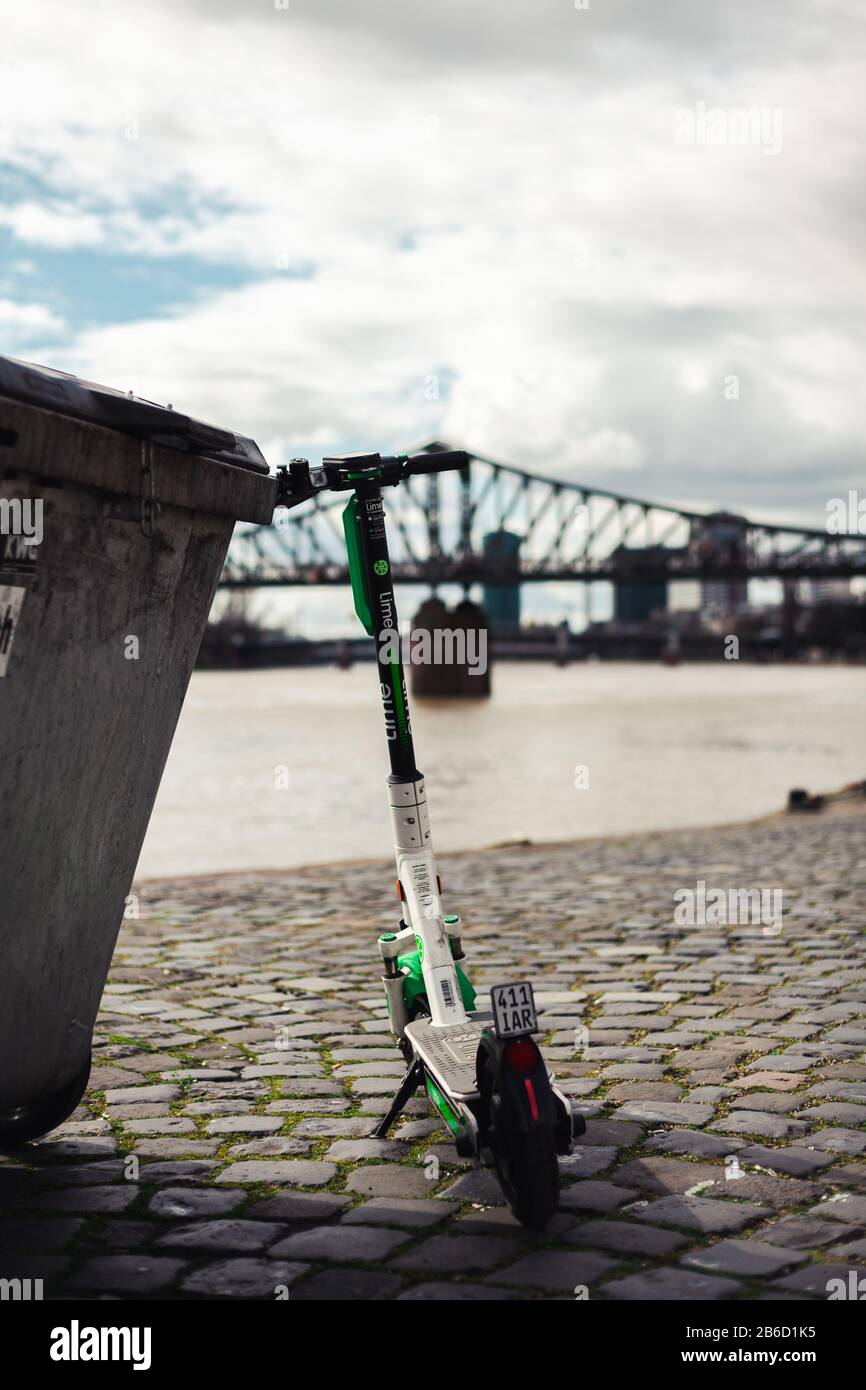 Frankfurt am Main - 9. März 2020: Elektro-Roller von einem Müll am Main in Frankfurt verlassen. Stockfoto