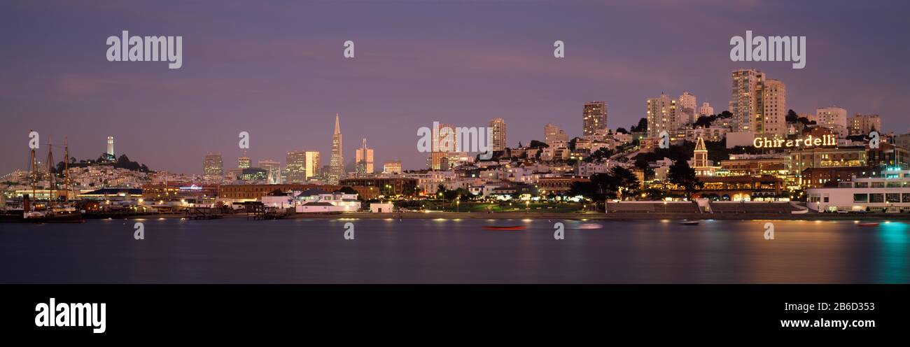 Meer mit einer Stadt im Hintergrund, Coit Tower, Ghirardelli Square, San Francisco, Kalifornien, USA Stockfoto