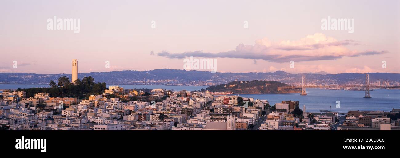 Blick auf eine Stadt, Coit Tower, Telegraph Hill, San Francisco, Kalifornien, USA Stockfoto