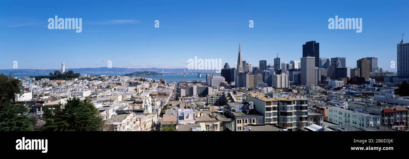 Blick auf eine Stadt, Coit Tower, Telegraph Hill, Bay Bridge, San Francisco, Kalifornien, USA Stockfoto