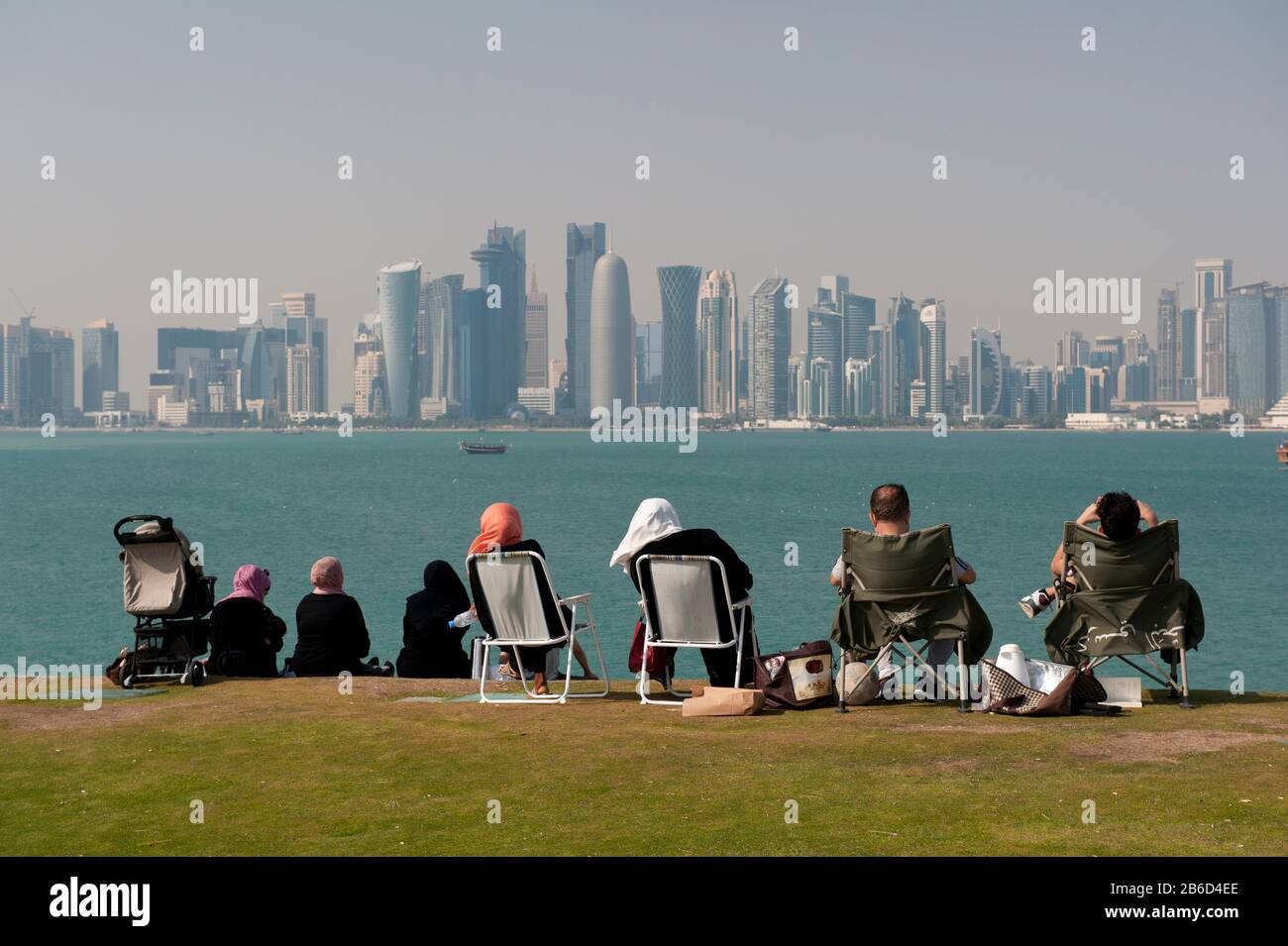 Blick auf die Skyline von Doha vom East Mound Skyline View im MIA Park, Doha, Katar Stockfoto