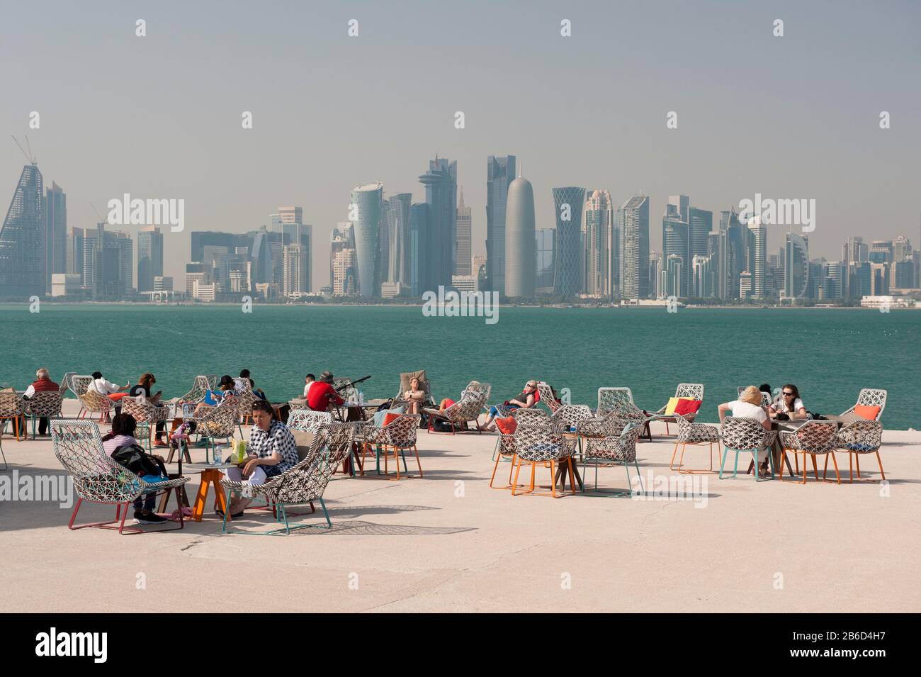 Blick auf die Skyline der Stadt von Doha vom MIA Park Coffee Shop, Doha, Katar Stockfoto