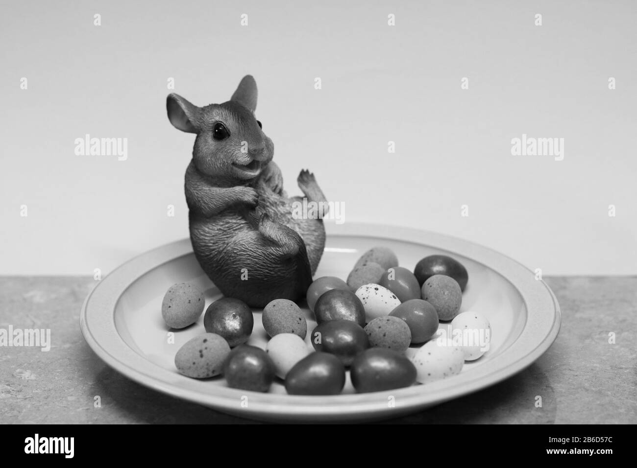 Jolly-Maus und ein Teller mit schokoladen-ostereiern. 09/03/2020. Droitwich, worcester, england, Großbritannien. Jolly Mouse saß auf einem Teller mit schokoladen-ostereiern. Stockfoto