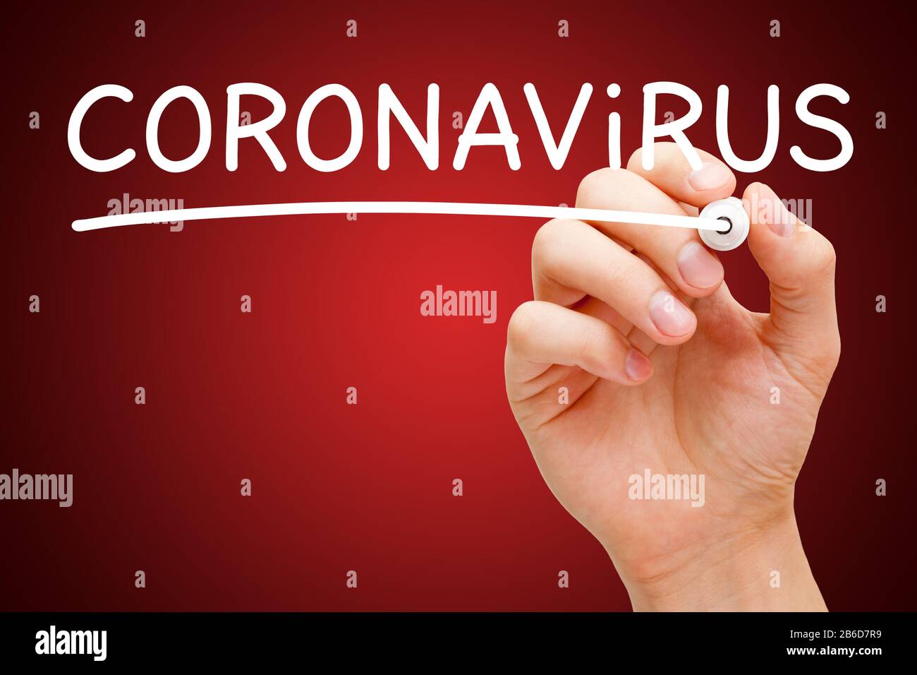 Handschriftlich Wort Coronavirus mit weißem Marker auf transparentem Wischbrett auf dunkelrotem Hintergrund. Covid-19-Konzept für den Ausbruch einer Virus-Epidemie. Stockfoto