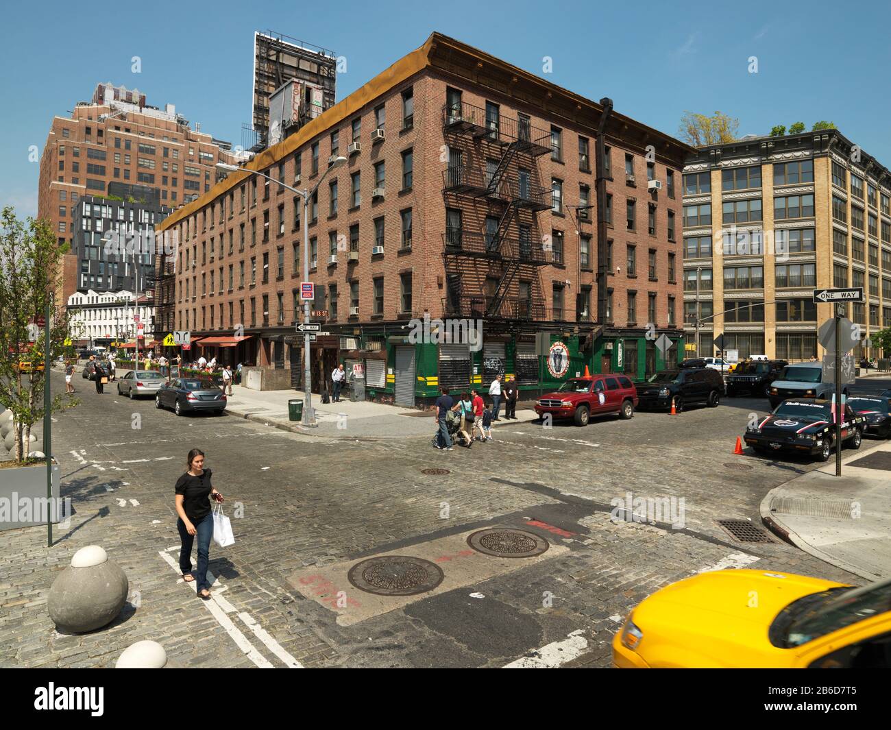 Kreuzung in einer Stadt, Ninth Avenue, 13th Street, Manhattan, New York City, New York State, USA Stockfoto