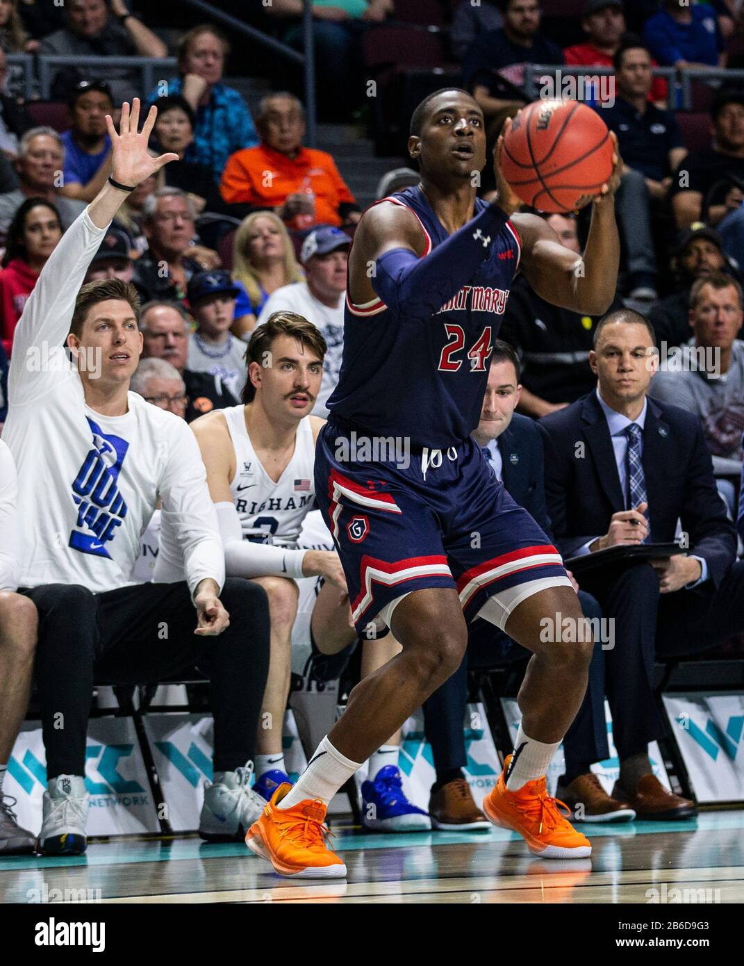 März 2020 Las Vegas, NV, USA St. Mary's Gaels Forward Malik Fitts (24) nimmt einen Schuss während des Halbfinalspiels der NCAA West Coast Conference Men's Basketball Tournament Zwischen Saint Marys Gales und dem Brigham Young Cougars 51-50-Sieg in der Orleans Arena Las Vegas, NV. Thurman James/CSM Stockfoto