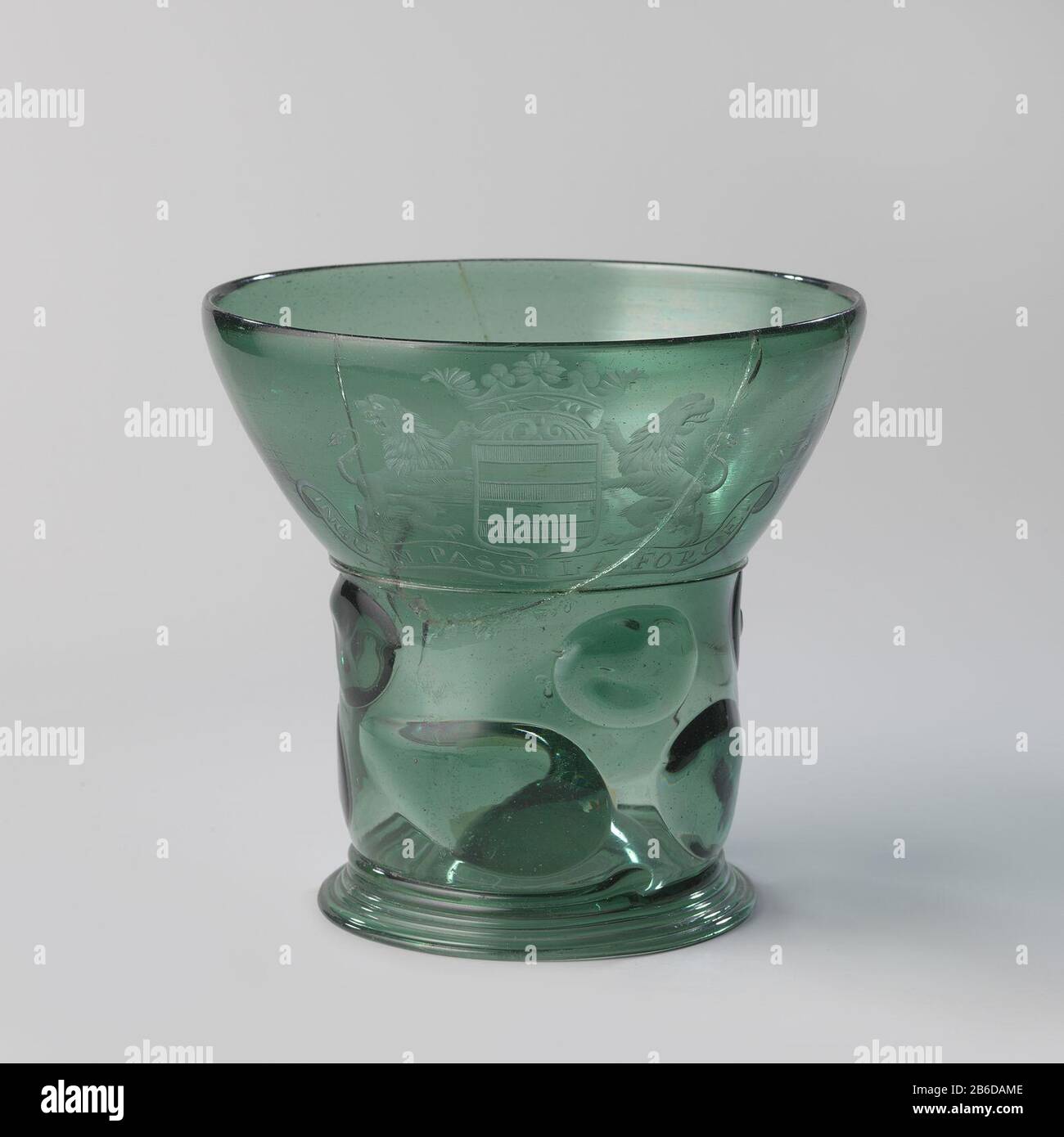 Berkemeier mit den Armen der Grabfamilie Berkenmeier traf het wapen en de wappenspreuk van de familiie Grave. De wappenspreuk luidt: INGU[i]N. PASSE. LA. KRAFT. Hersteller : Glasblazer: Anoniemglasgraveur: AnoniemPlaats Herstellung: Glasblazer: Nederlandenglasgraveur: Noordelijke Nederlanden dating: CA. 1640 - ca. 1.680 de/von ca. 1.680 - ca. 1700 Physikalische Kenmerken: Helder, Groen Glas met Radgravure Material: Glas Techniek: Radgravur / Glasblazen Abmessungen: H 16,4 cm. × d 16,7 cm. Stockfoto
