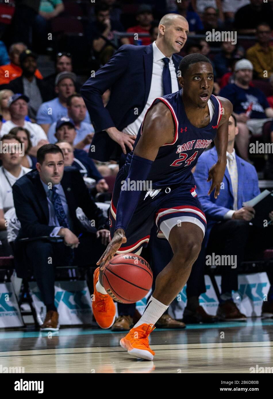 März 2020 Las Vegas, NV, USA St. Mary's Gaels Forward Malik Fitts (24) fährt während des Halbfinalspiels der NCAA West Coast Conference Men's Basketball Tournament zwischen Saint Marys Gales und dem Brigham Young Cougars 51-50 Sieg in der Orleans Arena Las Vegas, NV, in den Korb. Thurman James/CSM Stockfoto