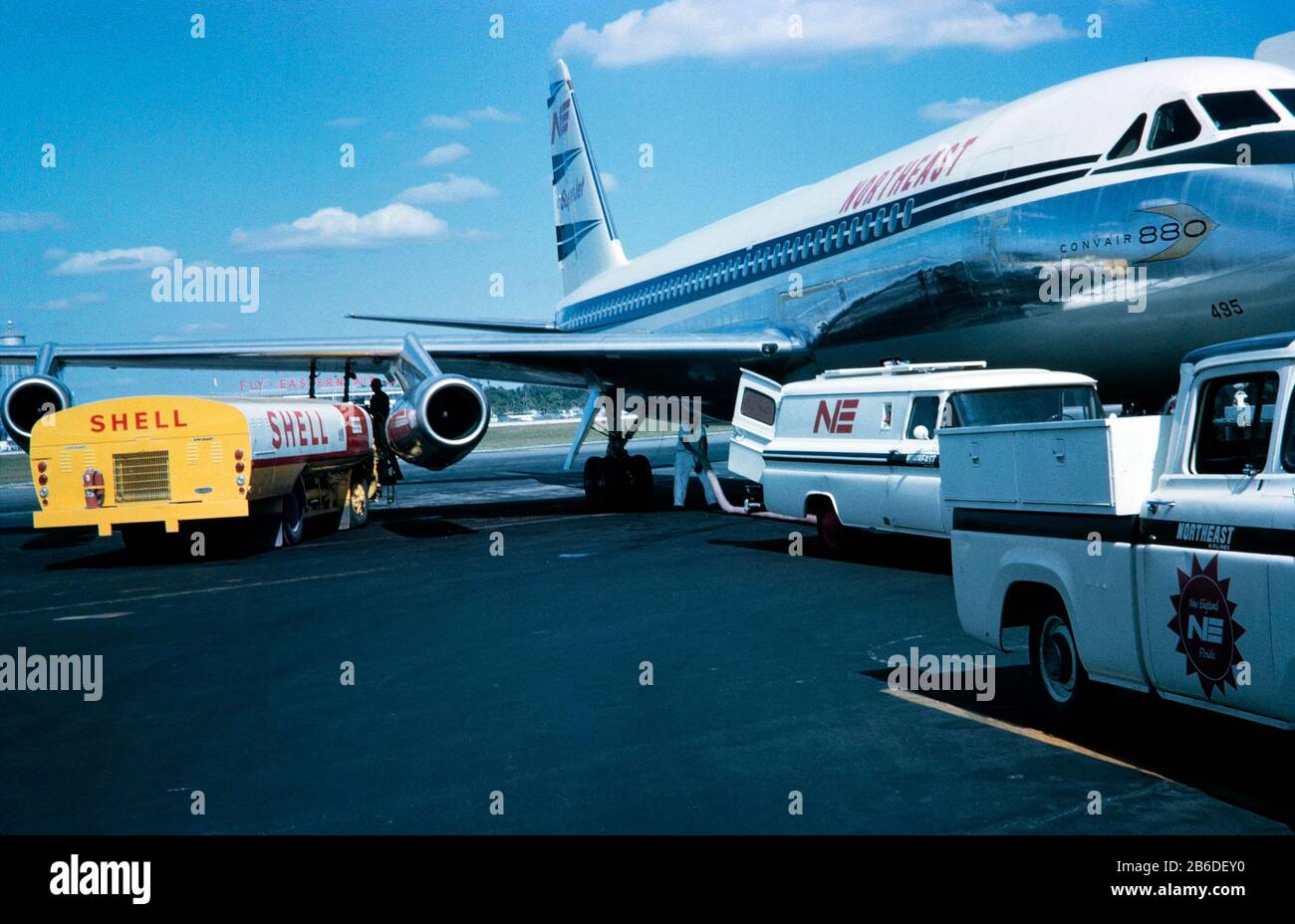 Ein Vintage-Farbfoto, auf dem ein Convair CV-880 Jet Airliner von Northeast Airlines auf einem Flughafen in den USA von einem Shell Mobile Fuel Tanker betankt wird. Stockfoto