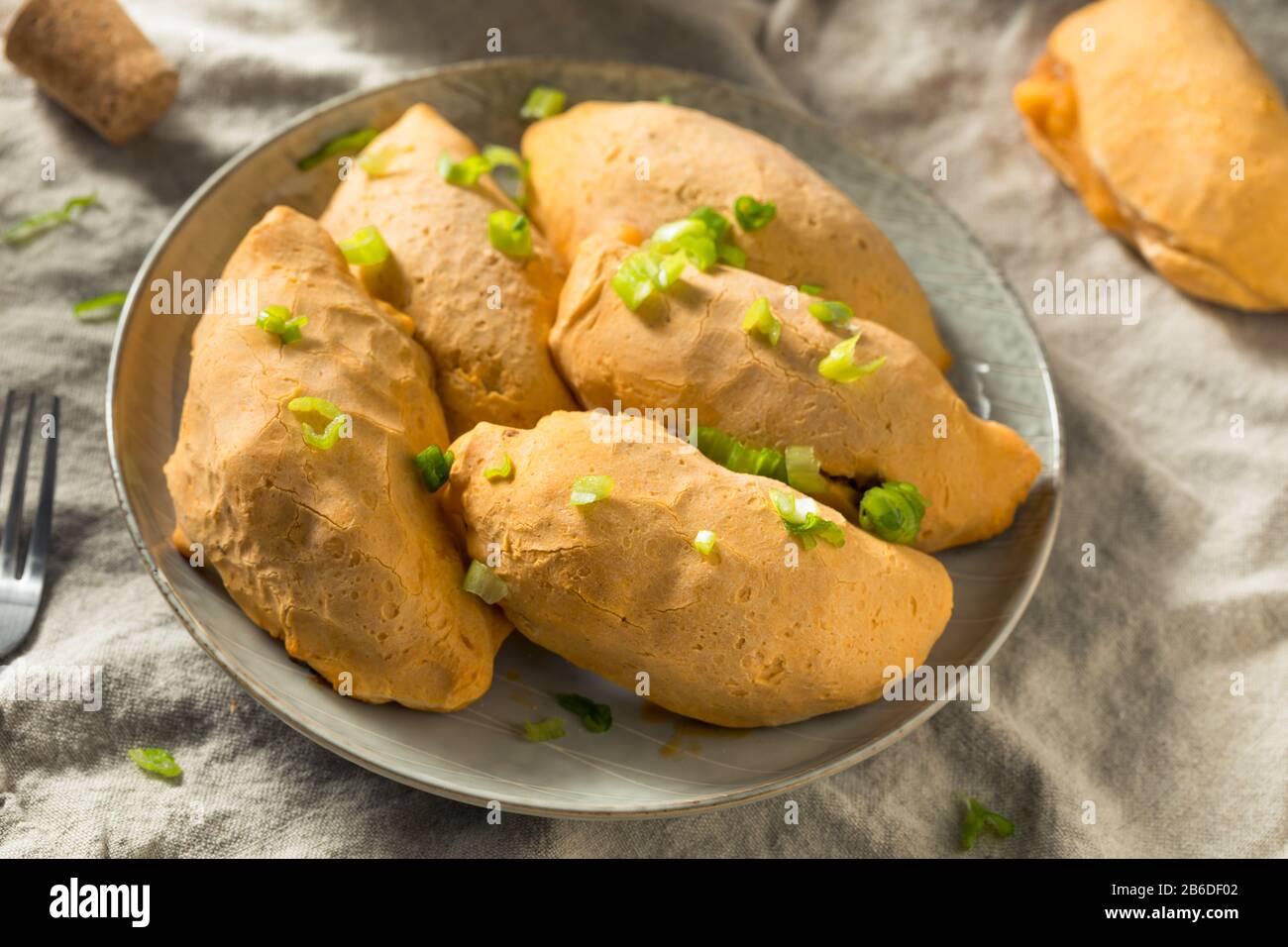 Hausgemachtes, Kitschiges Rindfleisch Cassava Empanadas bereit zum Essen Stockfoto