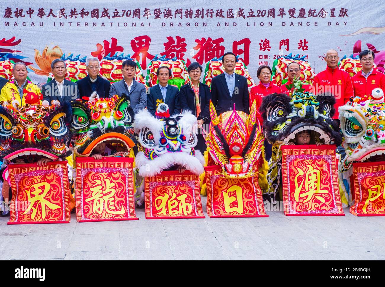 Tänzer warten auf eine Vorstellung während der Macau Stockfoto